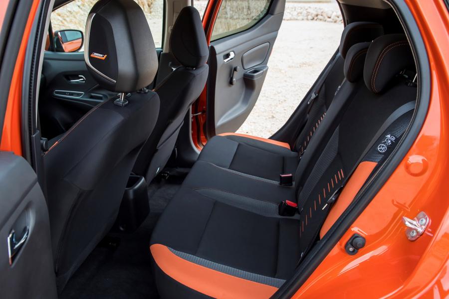 Интерьер Nissan Micra 2017 года  (фото 8 из 30)